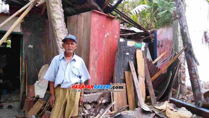 Faktor Kemiskinan, Seorang Kakek di Ciamis Tinggal di Antara Reruntuhan Rumahnya