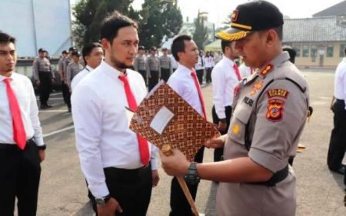Kapolres Ciamis Berikan Penghargaan kepada Polisi Berprestasi
