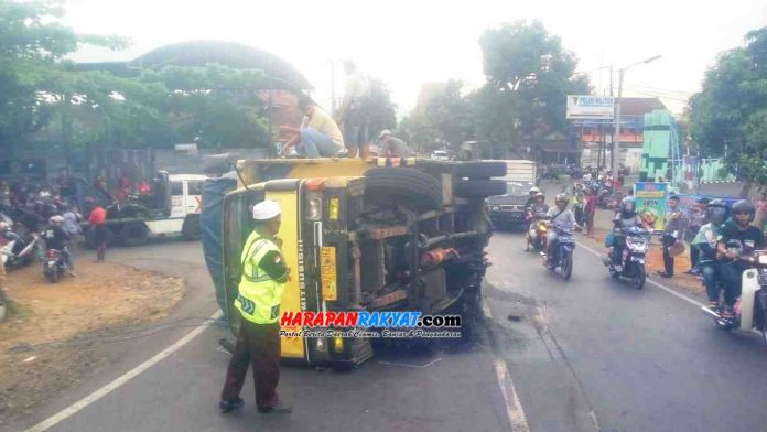 Sebuah Mobil Truk Pengangkut Karung Terguling di Kota Banjar