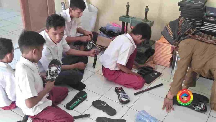 SLB Darma Putra produksi sandal
