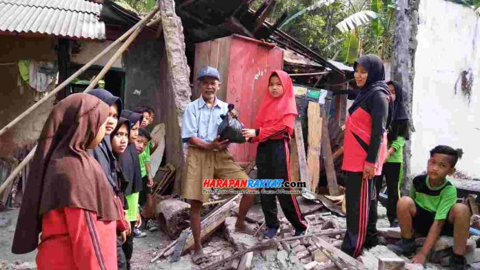 Iba Lihat Kondisi Kakek Marto, Siswa SDN 2 Kertahayu Ciamis Beri Bantuan Sembako