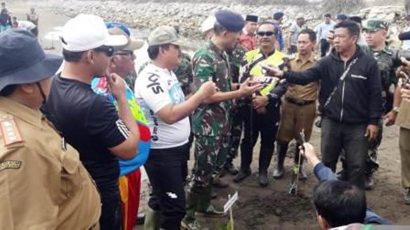 TNI AL Gelar Karya Bhakti Tanam Mangrove di Parigi Pangandaran