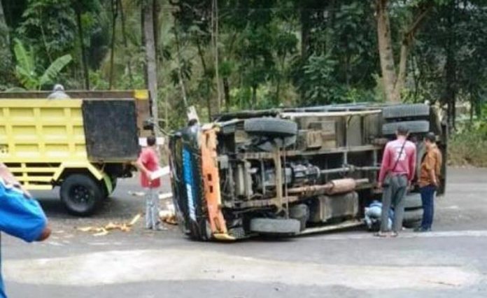 Truk Pengangkut Pallet Terguling di Jalan Lingkar Selatan Ciamis