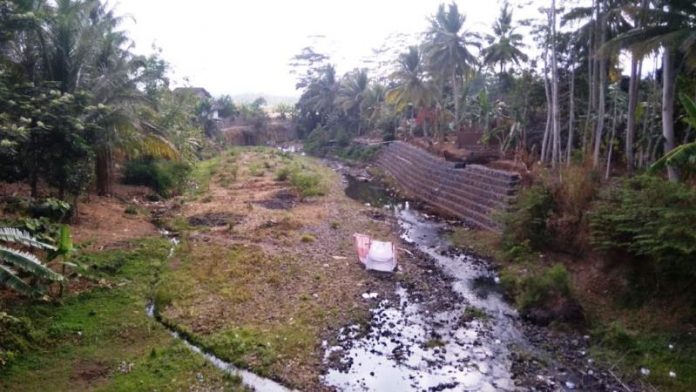 Warga Pamarican Ciamis Bikin Kobong di Sungai Citalahab