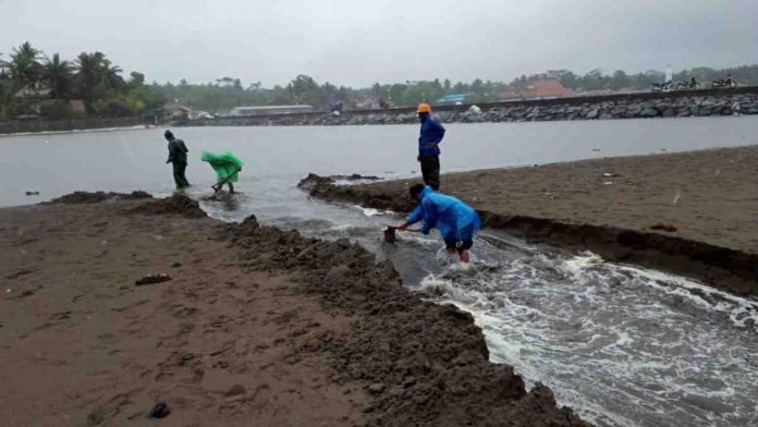 Antisipasi Banjir Susulan, Relawan dan Warga Pangandaran Keruk Muara Sungai Cikidang