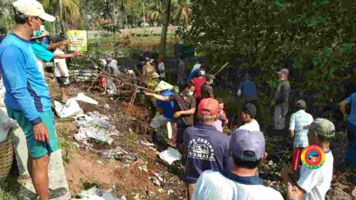 Hadapi Musim Hujan, Warga di Pangandaran Ini Bersih-bersih Sampah di Sungai