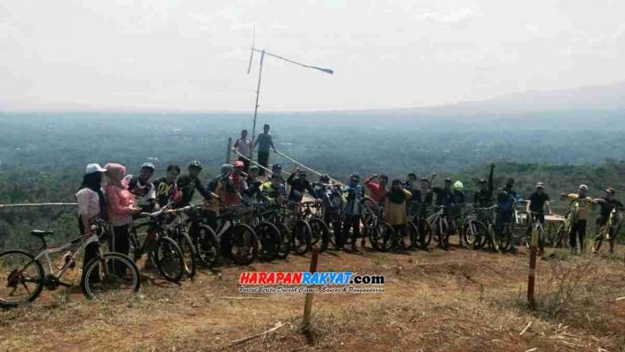 Komunitas gowes mania dari Ciamis, Baregbeg, Kawali, Cikoneng, Banjar, dan Tasikmalaya, menjajal lokasi wisata camping Bukit Sindangrasa, di Desa Cintanagara, Kecamatan Jatinagara, Kabupaten Ciamis,