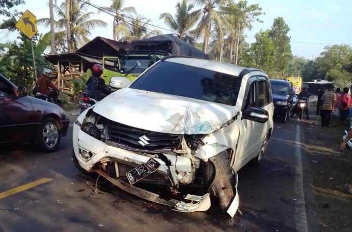 Grand Vitara Tubruk Pagar Rumah Warga Kawali Ciamis