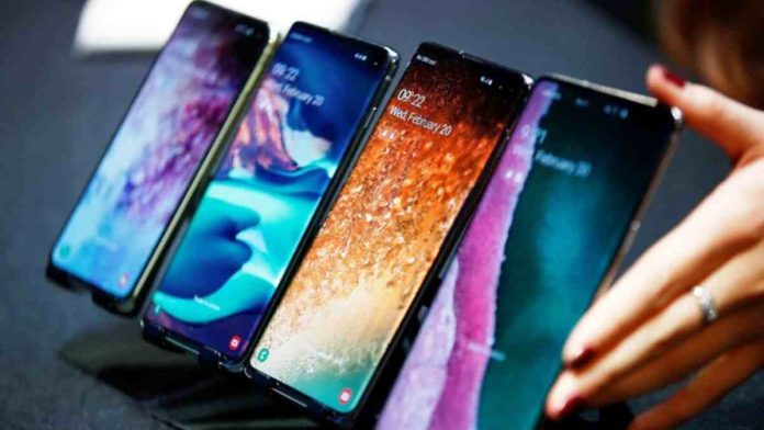 HP Samsung tahan air termurah ini direkomendasikan buat kamu yang hobi traveling dan berenang. Tanpa harus bawa kamera aksi, HP Samsung yang tahan air ini mampu membuatmu bersenang-senang menikmati hidup.