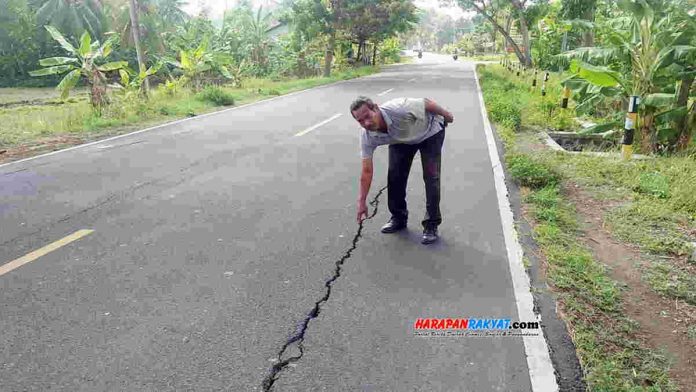 Jalan Nasional Retak