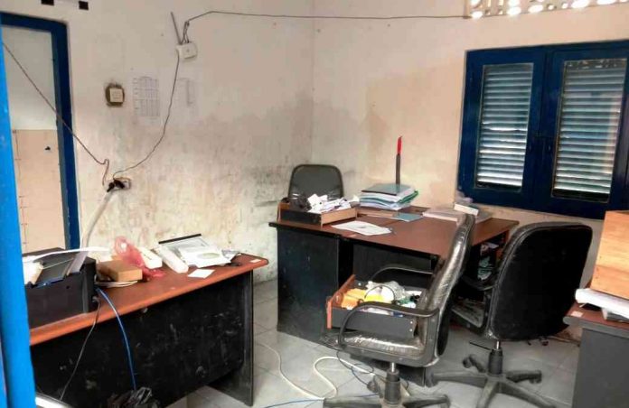 Pencuri membobol dan mengobrak-abrik ruangan Kantor Desa Langkapsari, Kecamatan Banjaranyar, Kabupaten Ciamis,