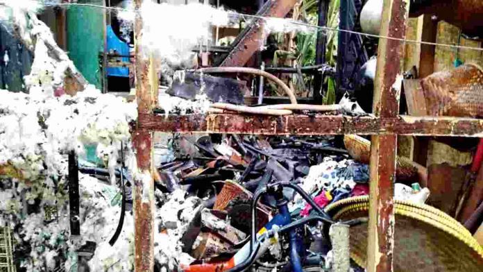 Akibat lupa mematikan tungku, dapur rumah milik warga di Kabupaten Ciamis, Jawa Barat, terbakar, Rabu (13/11/2019).