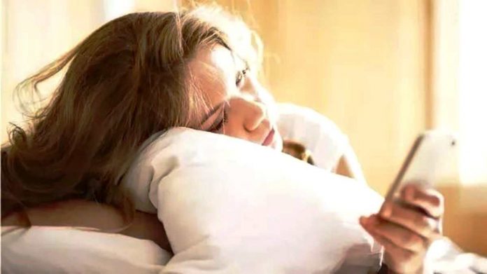 Kesehatan mental terganggu akibat kebiasaan bangun tidur langsung membuka HP.
