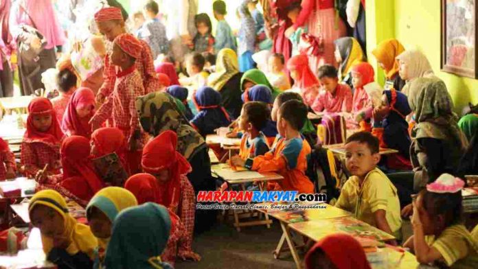 Ratusan murid PAUD dan Sekolah Dasar/MI sederajat, meriahkan lomba mewarnai Milad Muhammadiyah ke-107 yang dilaksanakan di kampus STIT Muhammadiyah Kota Banjar, Jawa Barat, Rabu (20/11/2019).