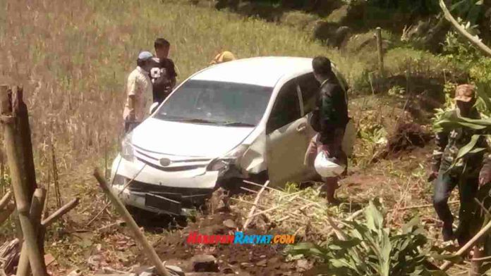 Minibus terjun ke sawah