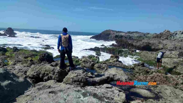korban tersapu ombak di Pantai Keusikluhur