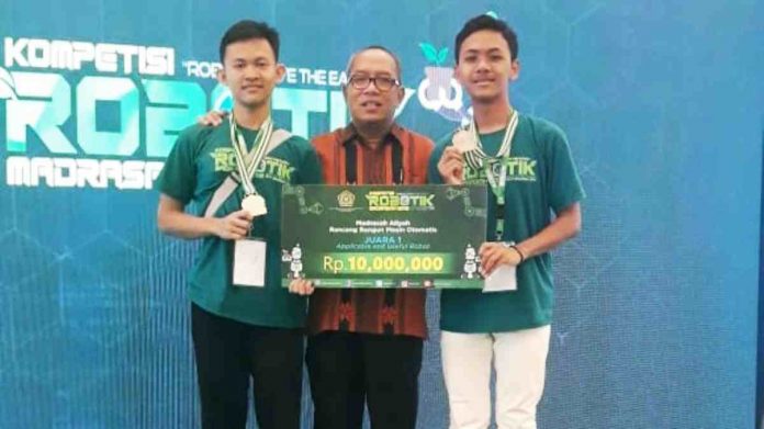 Untuk kesekian kalinya, siswa MAN 1 Darussalam, Kabupaten Ciamis, Jawa Barat, meraih juara 1 Kompetisi Robotik Madrasah Nasional