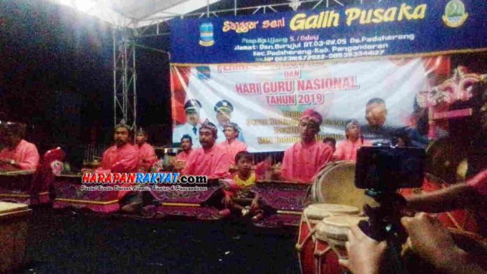Seni Tradisional Ronggeng Meriahkan HUT PGRI di Pangandaran