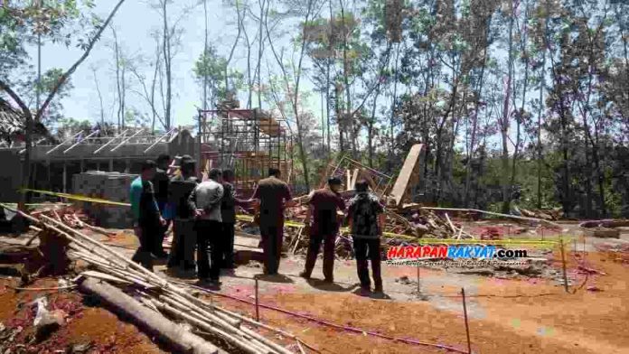 Belum selesai dibangun, salah satu bangunan di tempat wisata Situ Leutik, Desa Cibeureum, Kota Banjar, Jawa Barat, ambruk dan menimpa 4 orang pekerja, satu orang diantaranya meninggal dunia.