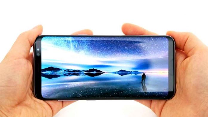 Smartphone canggih terbaru 2019 memiliki standar warna atau DCI-P3 yang banyak digunakan oleh industri film bioskop.