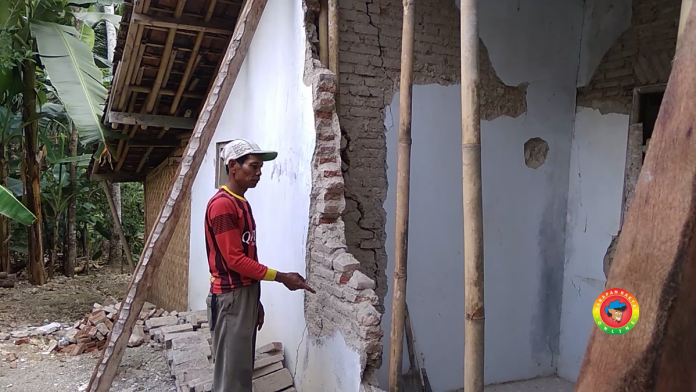 Kondisi Rumah Rustam Ambruk