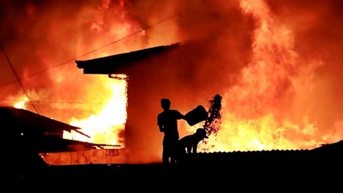 Mencegah kebakaran rumah akibat korsleting listrik atau hubungan arus pendek listrik yang sering terjadi sebetulnya bukanlah perkara sulit.