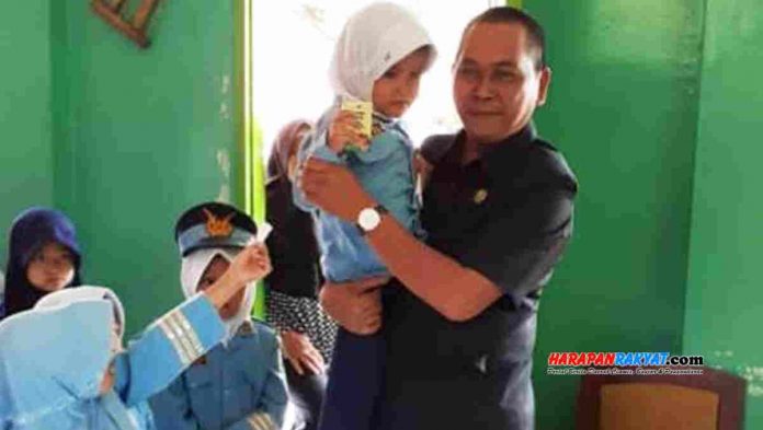 Bagi-bagi Susu siswa