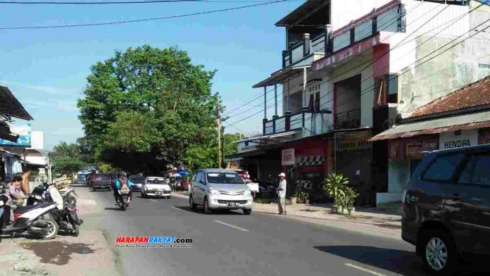 Arus lalu lintas kendaraan menuju ke daerah wisata Kabupaten Pangandaran, Jawa Barat, sampai saat ini masih terlihat ramai lancar.