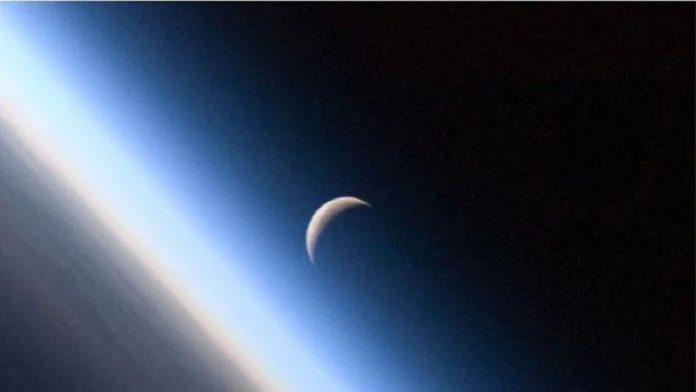 bulan tidak mengorbit bumi
