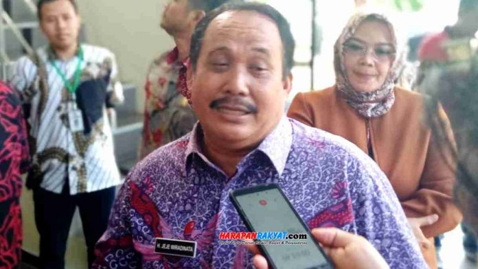 Bupati Pangandaran, H. Jeje Wiradinata, meminta petugas Satpol PP bertindak tegas dalam menegakan peraturan mengenai ketertiban di kawasan wisata Pantai Pangandaran, Jawa Barat.