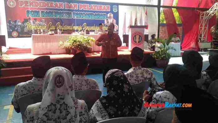 guru di Pangandaran