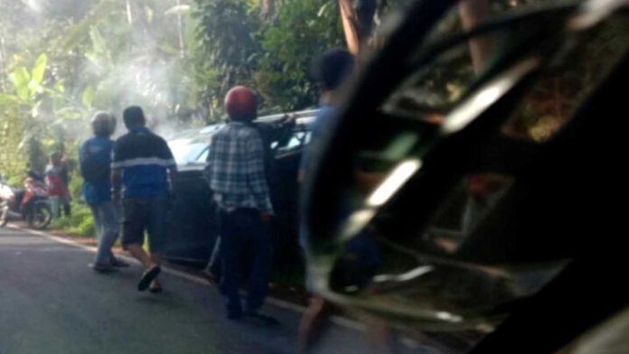 Diduga Sopir Ngantuk, Mobil di Pangandaran Tabrak Pohon Hingga Terbalik
