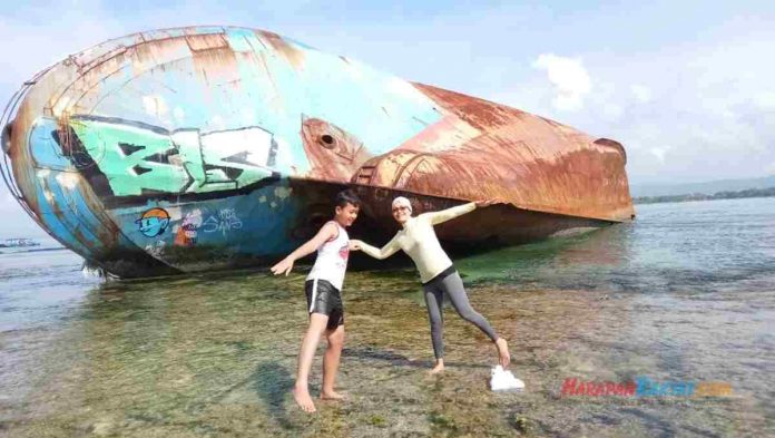 Bangkai Kapal Pasir Putih Pangandaran