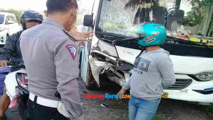 bus pariwisata di Pangandaran