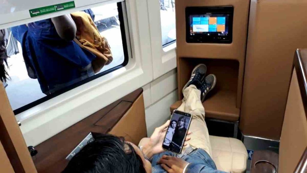 Traveling naik kereta api sudah pasti mengasikan. Photo: Ilustrasi.