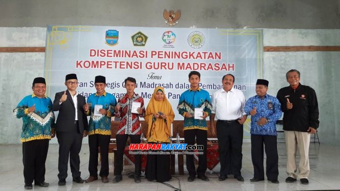 Diseminasi peningkatan kompetensi guru madrasah se-Kabupaten Pangandaran, Jawa Barat, dilaksanakan di Gedung Islamic Center, Kecamatan Pangandaran, Senin (23/12/2019).