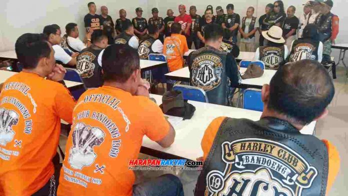 Komunitas motor gede (moge), Harley Club Bandoeng (HCB), menggelar serangkaian kegiatan dalam acara pelantikan dan pengukuhan warga kehormatan baru HCB sekaligus penyematan rompi tradisi, bertempat di obyek wisata Pangandaran, Jawa Barat.