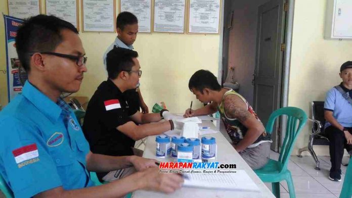 Warga binaan Lapas Kelas III Kota Banjar, Jawa Barat, diperiksa oleh petugas gabungan dari BNNK Kabupaten Ciamis, Lapas Kota Banjar, Kodim 0613 Ciamis, dan Polres Banjar, Minggu (15/12/2019).