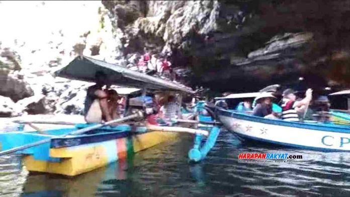 Pengunjung obyek wisata Green Canyon di Kecamatan Cijulang, Kabupaten Pangandaran,