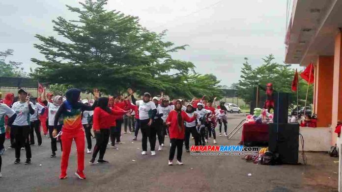 Ratusan ibu-ibu mengikuti kegiatan gebyar senam aerobik dan bhakti sosial yang diselenggarakan DPC PDI Perjuangan Kota Banjar, Jawa Barat, di Sport Center Langensari, Kota Banjar, Minggu (22/12/2019).