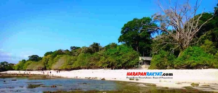 Obyek wisata Pantai Karapyak di Desa Bagolo, Kecamatan Kalipucang, merupakan salah satu destinasi wisata pantai yang ada di Kabupaten Pangandaran, Jawa Barat.