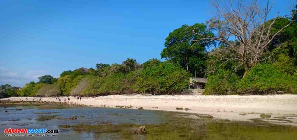 Kawasan obyek wisata Pantai Karapyak di Desa Bagolo, Kecamatan Kalipucang, merupakan salah satu lokasi wisata pantai yang ada di Kabupaten Pangandaran, Jawa Barat. 