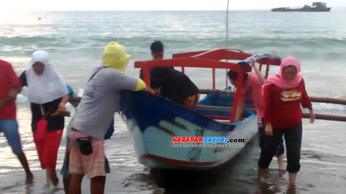Perahu siar siap mengantar para wisatawan yang ingin menikmati pesona pasir putih di kawasan Pantai Pangandaran.