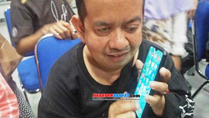 BRS-PDSN Wyataguna Bandung Kementerian Sosial RI, memberikan bantuan smartphone Android kepada Persatuan Tunanetra (Pertuni) Kabupaten Ciamis.