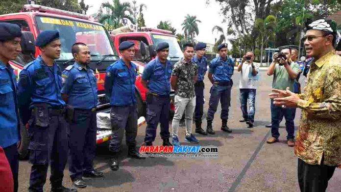Petugas pemadam kebakaran (damkar) harus mempunyai keahlian khusus di bidangnya, termasuk dalam mengoperasikan kendaraan armada mobil damkar.