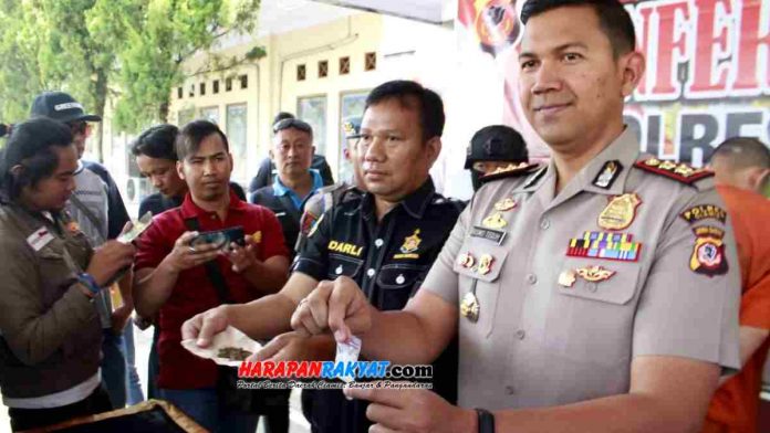 Jajaran Kepolisian Resort (Polres) Ciamis, Polda Jabar, berhasil membekuk pemakai narkotika jenis ganja di Dusun Empangsari, RT. 003, RW. 007, Desa Kalipucang, Kecamatan Kalipucang, Kabupaten Pangandaran, Jawa Barat.