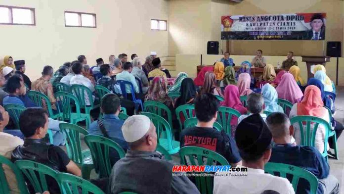 Wakil Ketua DPRD Ciamis dari Partai Gerindra, Heri Rafni Kotari, menampung aspirasi warga Kelurahan Cigembor, saat menggelar reses di GOR Kelurahan Cigembor, Kabupaten Ciamis, Jawa Barat, Selasa, (17/12/2019).