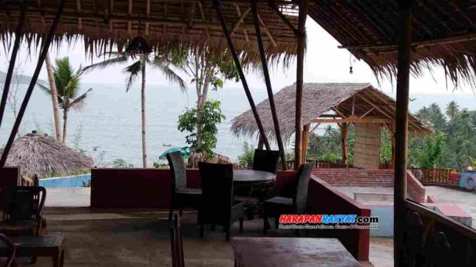 Kawasan obyek wisata Pantai Karapyak di Desa Bagolo, Kecamatan Kalipucang, merupakan salah satu lokasi wisata pantai yang ada di Kabupaten Pangandaran, Jawa Barat.