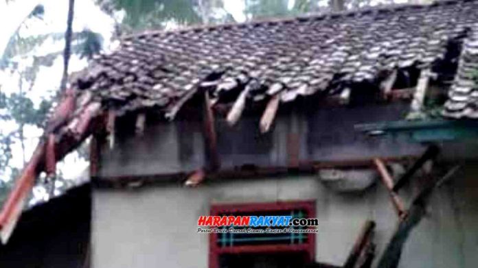 Rumah warga rusak diterjang angin puting beliung saat hujan deras dan angin kencang melanda wilayah Dusun Warungjati, Desa Cijeungjing, Kecamatan Cijeungjing, Kabupaten Ciamis, pada Minggu (08/12/2019).