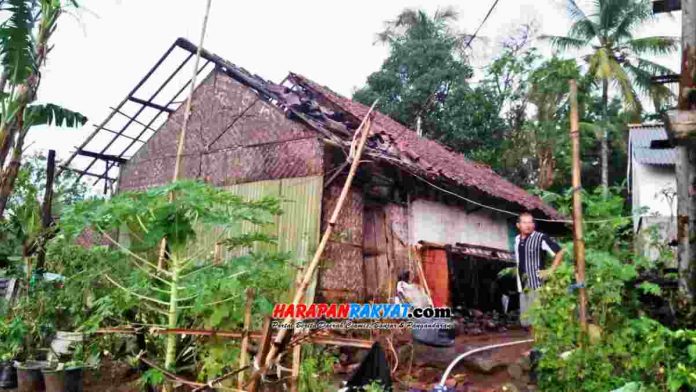 Sejumlah rumah rusak akibat angin puting beliung yang menerjang Lingkungan Tegalpanjang, Kelurahan Linggasari, Kecamatan Ciamis, Kabupaten Ciamis, Jawa Barat, pada Jum’at (06/12/2019) sore.